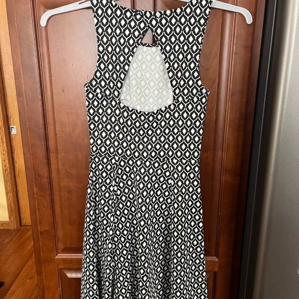 Keyhole Back Dress - Picture 3 of 3